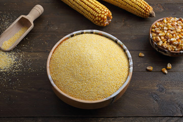 farina di mais su sfondo rustico