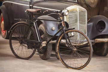 Fototapeta na wymiar Ancient bike and car in an old shed