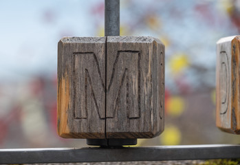 Beschrifteter Holzklotz M