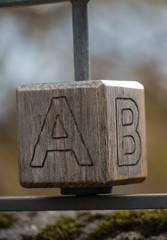 Beschrifteter Holzklotz A und B