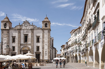 Paseo por las calles de la antigua ciudad portuguesa de évora