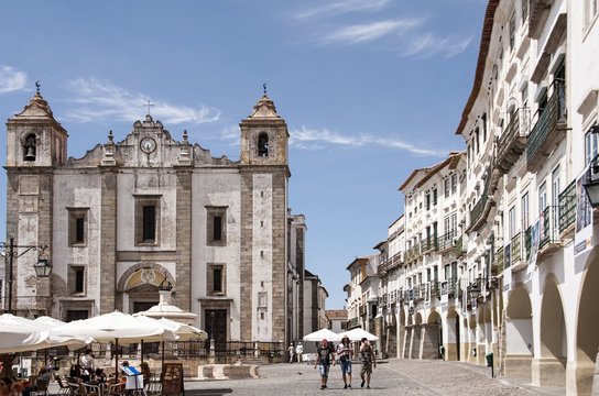 Paseo por las calles de la antigua ciudad portuguesa de &eacute;vora