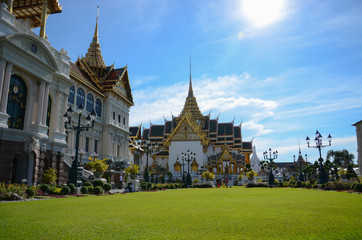 Naklejka premium Grand Palace court and Chakri Maha Prasat building