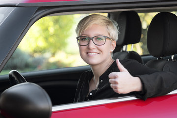 Junge Frau im roten Flitzer