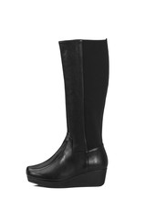 Botas de caña altas negras de mujer sobre fondo blanco aislado. Vista de frente