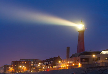 Le phare projette un faisceau de lumière vive dans la nuit à Scheveningen, aux Pays-Bas