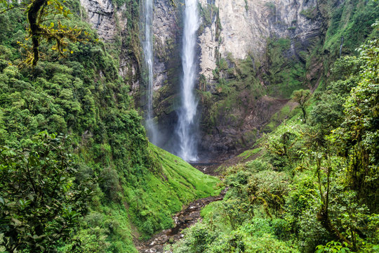 Catarata de Gocta, one of the highest waterfalls in the world (771 m in two cascades), northern Peru.