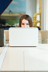 Naklejka premium Young businesswoman on a coffee break. Using tablet computer.