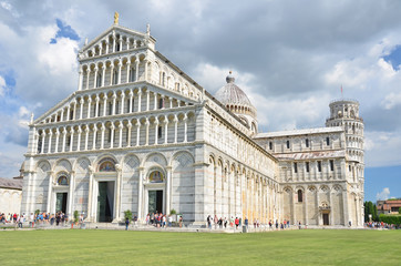 Obraz premium The famous western facade of the cathedral of Pisa, Italy