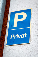 Obraz premium Privat - Schild am Haus