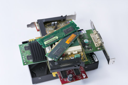 New waste of the third millennium also include electrical and electronic equipment by extremely polluting and difficult to recycle