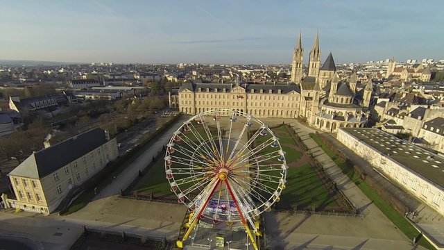 Hôtel de ville de Caen avec la roue en vue aérienne