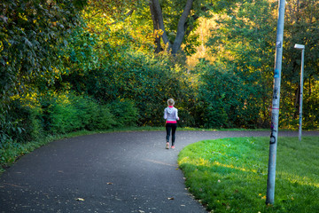 Fototapeta premium Frau läuft und joggt im Park