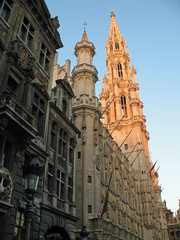 Bruxelles, lever de soleil sur le beffroi de la Grand-Place, Belgique
