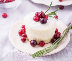 Mini cheesecake with cranberries