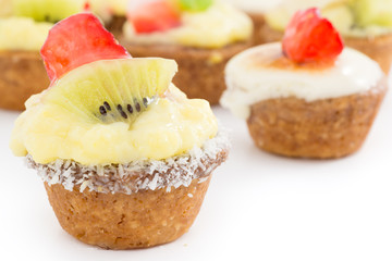 pasticcini di pasta frolla con crema e frutta