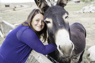 Foto op Plexiglas Ezel Vrouw met bruine ezel