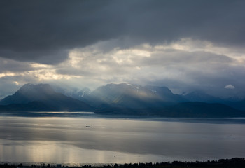 Obraz premium Cloudy day over Kachemak Bay