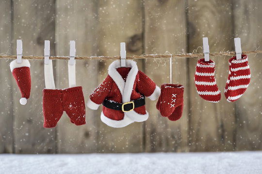 Weihnachtlicher Hintergrund mit Nikolauskleidung