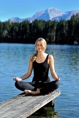 Fototapeta na wymiar Junge Frau mach Yoga am Hintersee in Bayern