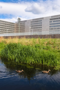 Panke vor Zentrale des Bundesnachrichtendienstes, Berlin, Deutschland
