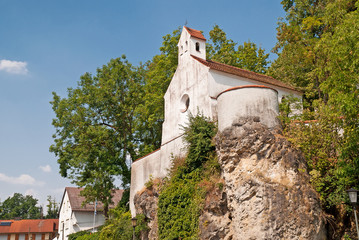 Fototapeta na wymiar Alte Schlosskapelle in Wackerstein bei Eichsttätt auf einem Felsvorsprung