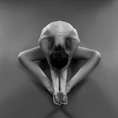  Naakt yoga. Mooi sexy lichaam van jonge vrouw op zwarte achtergrond © staras