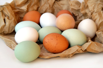 Hühnereier in drei Farben auf Packpapier