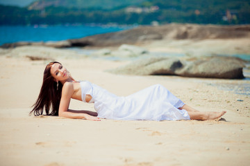 Fototapeta na wymiar beautiful bride in an elegant dress on a beautiful island