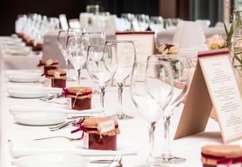 Gläser auf gedecktem Tisch