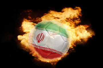 Fototapeta premium piłka nożna z flagą iranu w ogniu