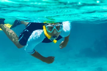 Rolgordijnen Junge beim Schnorcheln im Meer © jbgrafik