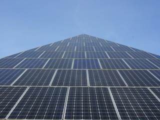 Zukunftsweisend: Spitz zulaufende Solarpanel, Solarenergie