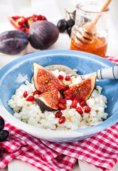 Cottage cheese, figs, pomegranate and honey
