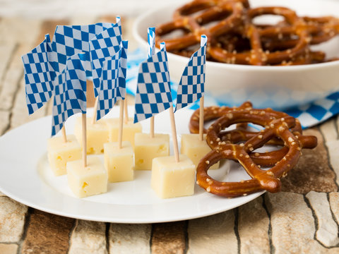 Salzbrezeln und Käse - Pretzels and cheese