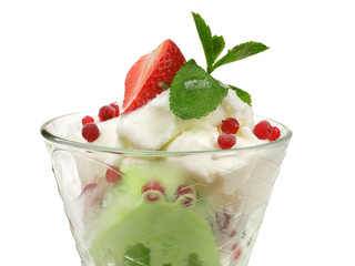 Vanilla icecream with berries