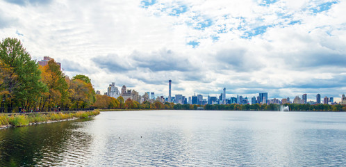 Fototapeta premium Panorama of a Central Park Autumn day and buildings in midtown Manhattan