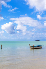 Fototapeta na wymiar barque dans le lagon de l'île Rodrigues 