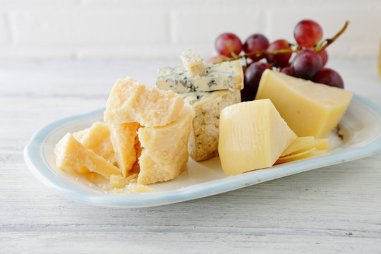  cheese and grapes on plate