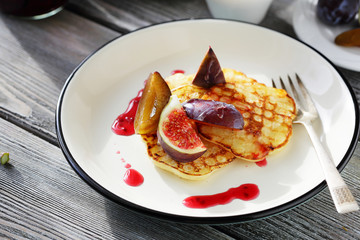 pancakes with figs and jam