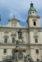 Fototapeta na wymiar Salzbourg, colonne de la Vierge devant la cathédrale, Autriche