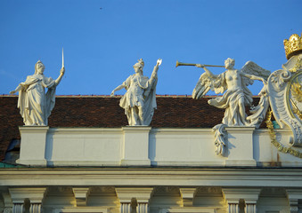 Obraz premium Vienne, statues sur les toits du palais de la Hofburg, Autriche