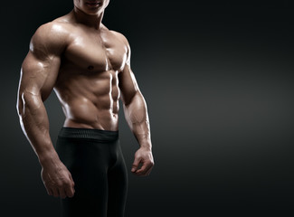 Fototapeta na wymiar Handsome muscular bodybuilder