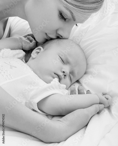 Top 28+ Stock Images baby sleeping in bed with mom and dad Stunning