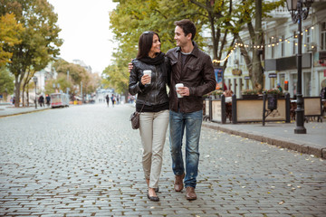 Obraz premium Happy romantic couple outdoors