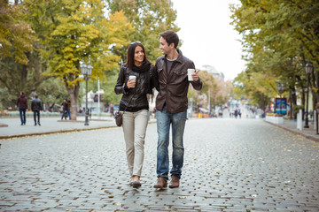 Obraz premium Smiling couple walking outdoors