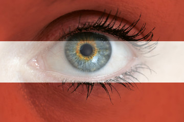 Auge blickt durch Österreich Flagge konzept hintergrund makro