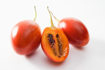 Drei Tamarillos, Tamarillo, Baumtomate,  eine Hälfte, halbe, Fr