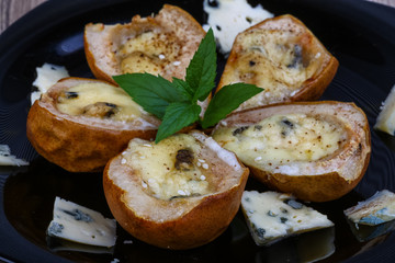 Baked pear with blue cheese