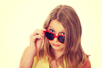 Young caucasian woman wearing sunglasses